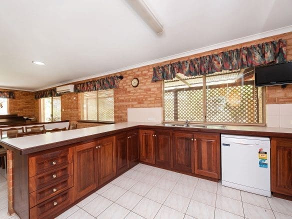 2 Bardoc Way Greenfields WA 6210 kitchen